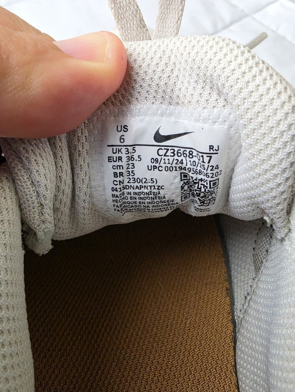 NIKE LEGEND ESSENTIAL LEOPARD Women's Sneakers Size 6 - Picture 2 of 7